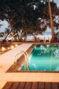 Bazén v ubytování Mawella Beach Resort nebo v jeho okolí