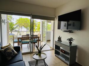 Televisyen dan/atau pusat hiburan di Beachfront Getaway, AC, Pools and Sunset Views +44 gambar