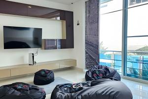 a living room with two bean bags in front of a tv at Hotel Lotto Boutique in Cali