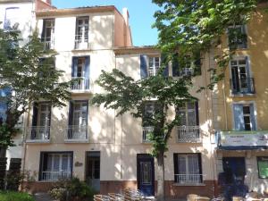 un edificio de apartamentos en la ciudad de París en Poppys, en Céret