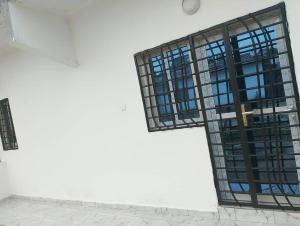 a window on the side of a white building at Résidence le prestige 2 in Kribi