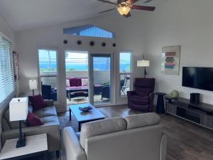 a living room with a couch and a tv at Pines182 in Kailua-Kona