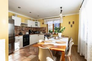 eine Küche mit Esstisch und Stühlen in der Unterkunft Domek Stroma 13 in Zakopane