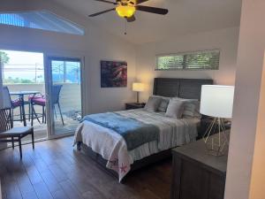 a bedroom with a bed and a ceiling fan at Pines182 in Kailua-Kona