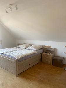 a bedroom with a bed and a table in a room at Ferienwohnung Daniels in Hümmel