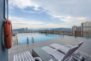 - un balcon avec une piscine au-dessus d'un bâtiment dans l'établissement Heaven Suites, à Kuala Lumpur
