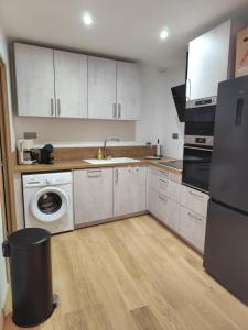 Кухня или мини-кухня в Maison au cœur de saint-Lary village
 +1 фотография