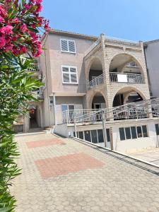 a building with a walkway in front of it at Villa Mare in Makarska