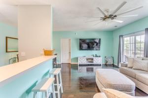 uma sala de estar com paredes azuis e uma ventoinha de tecto em 1 Mi to Beach Family Condo in North Myrtle Beach! em Myrtle Beach