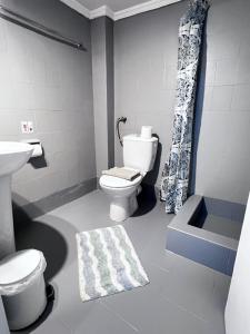 ein Badezimmer mit Toilette, Waschbecken und Dusche in der Unterkunft Almond Apartments Sun and Sea in Asprovalta + 50 Fotos