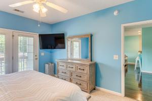 um quarto com uma cama e uma cômoda com espelho em 1 Mi to Beach Family Condo in North Myrtle Beach! em Myrtle Beach mais 18 fotografias