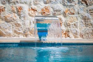 a water fountain in the middle of a pool at villa vista çukurbağ in Cukurbag