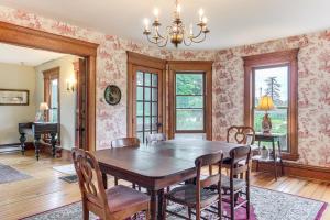 Posezení v ubytování 2 Mi to Chardon Square Spacious Farmhouse