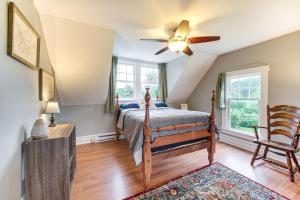 Postel nebo postele na pokoji v ubytování 2 Mi to Chardon Square Spacious Farmhouse