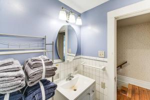 Koupelna v ubytování 2 Mi to Chardon Square Spacious Farmhouse