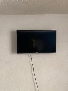 Μια τηλεόραση ή/και κέντρο ψυχαγωγίας στο Apartamento en planta baja c estacionamiento