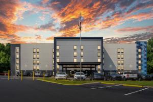 a building with cars parked in a parking lot at Alexis Inn and Suites Hotel in Nashville