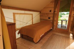 Postel nebo postele na pokoji v ubytování Lakeside Glamping Tents Mažijev Grič