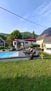 a backyard with a swimming pool and a house at Chez Matt et Jo in Lautenbachzell