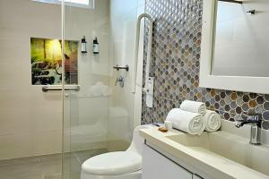 a bathroom with a toilet and a sink and a shower at Hotel Lotto Boutique in Cali