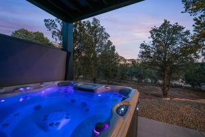 a jacuzzi tub with a view of a yard at Desert Canyon Casita Near Zion Hot Tub Views in Orderville