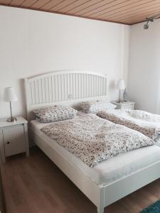 - une chambre avec 2 lits et 2 tables de chevet dans l'établissement Pension Lindenhof, à Limburg an der Lahn