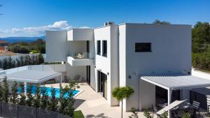 Una vista aérea de una casa blanca con piscina. en Villa Arta, en Linardići