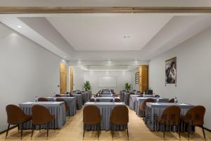 A seating area at Light and Forest PeeKaboo Cliff Private Hot Spring Hotel