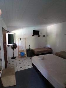 a room with a bed and a television in it at Pousada Unidos in Jijoca de Jericoacoara