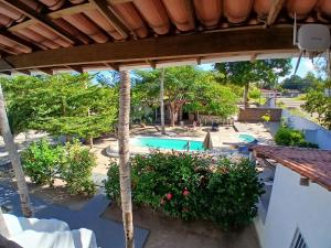 an overhead view of a swimming pool with a resort at Pousada Unidos in Jijoca de Jericoacoara