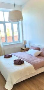 Ένα ή περισσότερα κρεβάτια σε δωμάτιο στο Sun Shine 1 apartment