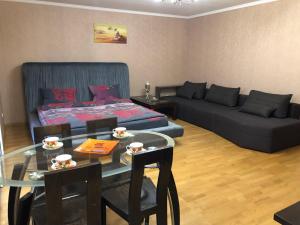 ein Wohnzimmer mit Couch und Tisch in der Unterkunft 1 комнатная квартира студио возле ТРЦ Днепроплаза in Tscherkassy