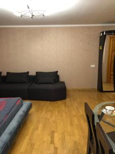 ein Wohnzimmer mit Couch und Tisch in der Unterkunft 1 комнатная квартира студио возле ТРЦ Днепроплаза in Tscherkassy