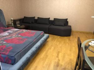 ein Wohnzimmer mit Couch und Tisch in der Unterkunft 1 комнатная квартира студио возле ТРЦ Днепроплаза in Tscherkassy