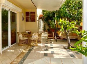 een veranda met stoelen en een tafel op een huis bij Villa Sol Los Cristianos in Los Cristianos