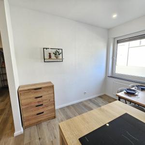 Habitación con escritorio, vestidor y ventana. en Ziegel-Quartier APTNR 2, en Viersen