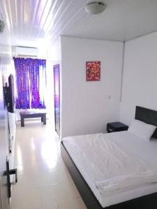 Uma cama ou camas num quarto em Epa's Place