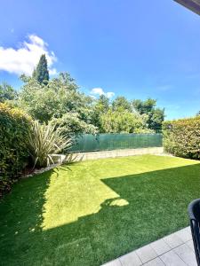 a garden with green grass and a fence at Quadrivium Apartments in Castelnuovo del Garda +17 photos