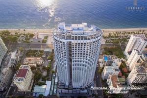 芽庄Panorama Nha Trang Residences by Luxanova的靠近大海的高楼空中景观