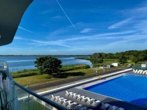 Basen w obiekcie LUX Apartament Rogowo Pearl lub w pobliżu