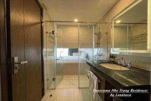 Panorama Nha Trang Residences by Luxanova的厨房或小厨房