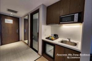 Panorama Nha Trang Residences by Luxanova的厨房或小厨房