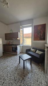 ein Wohnzimmer mit Sofa und Tisch in der Unterkunft 120m2-INTERO-app-CENTRO-PiazzaGenova-Ospedale-parking free close in Alessandria