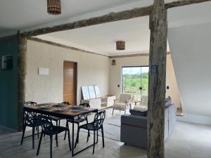 a room with a table and chairs and a living room at A Casa Luna in Porto Seguro