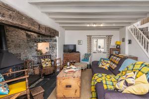 Una sala de estar con un sofá y una chimenea. en Stylish home from home with great views, en Harlech