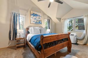 Postel nebo postele na pokoji v ubytování Pixie Dust Pines by Rather Be Properties