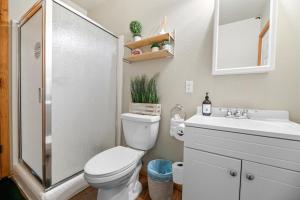 Koupelna v ubytování Pixie Dust Pines by Rather Be Properties + 25 fotografií