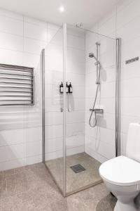 ストックホルムにあるStylish Luxe home by the waterのシャワーとトイレ付きのバスルーム +23枚の写真