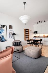 ストックホルムにあるStylish Luxe home by the waterの椅子2脚とテーブルのあるリビングルーム