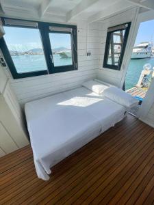 a bedroom on a boat with a large bed at Houseboat BlueSeaDream Dolphin Casetta Galleggiante in Alghero